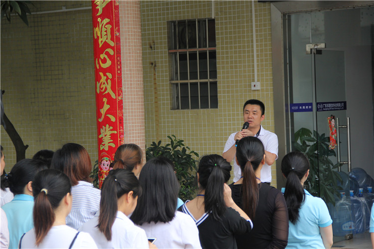 胡燕林總經(jīng)理鼓勵(lì)我們只有不斷學(xué)習(xí)進(jìn)步，我們“東晟人”才是“地表最強(qiáng)”者。而在這次的分享中最讓我們印象最深就是“藍(lán)絲帶”所帶給我們的愛(ài)與感恩！
