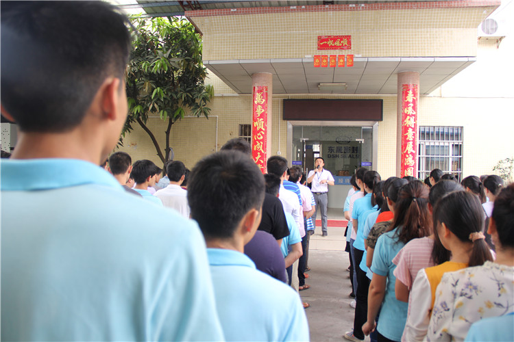 胡燕林總經(jīng)理鼓勵(lì)我們只有不斷學(xué)習(xí)進(jìn)步，我們“東晟人”才是“地表最強(qiáng)”者。而在這次的分享中最讓我們印象最深就是“藍(lán)絲帶”所帶給我們的愛(ài)與感恩！